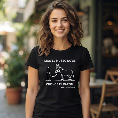 T-shirt unisex (disponibile in nero o bianco) con stampa grafica sul davanti raffigurante un asino legato a un palo con la scritta "LIGO EL MUSSO DOVE CHE VOE EL PARON" e il logo "venetoindosso".⁠