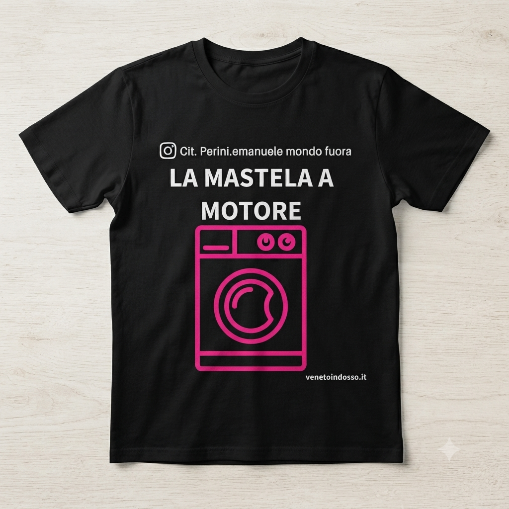T-shirt nera piegata Veneto Indosso con grafica frontale "La Mastela a Motore" di Emanuele Perini, raffigurante una lavatrice rosa fucsia e scritte bianche.