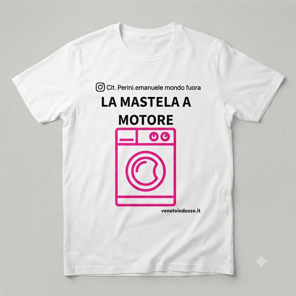 T-shirt nera piegata Veneto Indosso con grafica frontale "La Mastela a Motore" di Emanuele Perini, raffigurante una lavatrice rosa fucsia e scritte bianche.